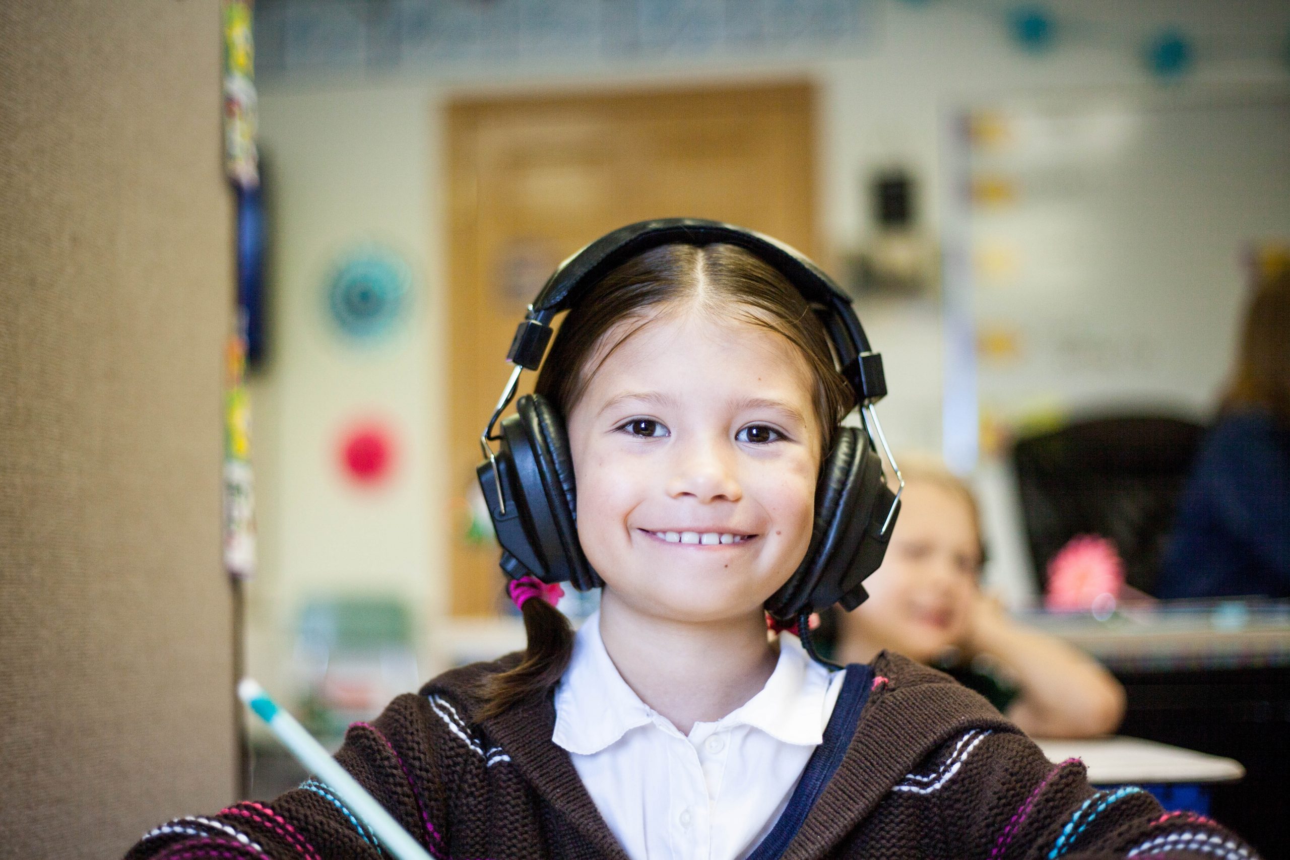 5 beneficios de usar auriculares para estudiar – Elcom Santiago